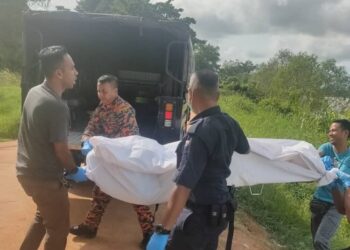 MAYAT lelaki ditemukan terapung di perairan Sungai Perak di Permatang Pelanduk Labu Kubong, Teluk Intan semalam. - UTUSAN/JBPM PERAK