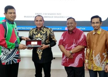 MOHAMAD ALI Mohamad (kiri) menyampaikan cenderamata kepada Edy Rahmayadi (tiga dari kanan) bersama Aiyub Omar (kanan) di kediaman rasmi Gabenor Sumatera Utara di Medan, Indonesia. - UTUSAN/AMRAN MULUP