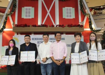 WAKIL Sim Education Group, Yumi Hoo (dari kiri); Pengerusi Persatuan Pusat Pendidikan Malaysia, Dr. Lee Eng Hwa; Ketua Pegawai Eksekutif Felixigo Trip Sdn. Bhd., Sean Yong; Azmi Zainal; Presiden Persatuan Pengusaha Institusi Pendidikan Pulau Pinang, Dr. Lim Beng Suat dan wakil LTS Academia, Teoh Xue Ni selepas sesi menandatangani memorandum persefahaman (MoU) di Queensbay Mall, Pulau Pinang.