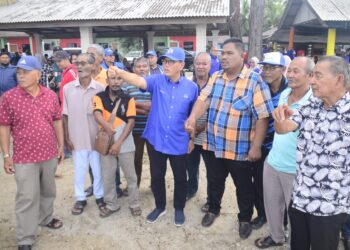 WAN ROSDY Wan Ismail (tengah) beramah mesra dengan nelayan di Restoran Nelayan Kampung Jawa di Rompin, Pahang. - UTUSAN/SHAIKH AHMAD RAZIF