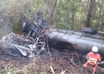 ANGGOTA bomba memadam kebakaran lori tangki yang terbabas di Kilometer 265, Lebuh Raya Utara-Selatan arah utara berhampiran Terowong Menora, Ipoh hari ini. - UTUSAN/JBPM PERAK