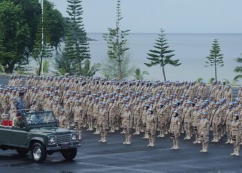 LEFTENAN Jeneral Datuk Yazid Arshad memeriksa perbarisan kontinjen Malbatt 850-9 pada Majlis Pembubaran dan Pemakaian Pingat PNBB Malbatt 850-9 di Padang Kawad Markas Pemerintahan Latihan dan Doktrin Tentera Darat, Kem Segenting, Port Dickson hari ini. - UTUSAN/MOHD. SHAHJEHAN MAAMIN