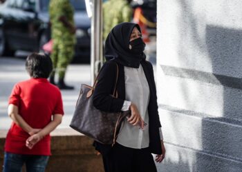 NUR'AMINAHTUL Mardiah Md. Nor yang mewakili Siti Bainun Ahd Razali ketika hadir pada hari pertama perbicaraan bela diri di Mahkamah Sesyen Kuala Lumpur. - UTUSAN/IQBAL ROSLI