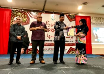DR. Izani Husin (tiga dari kiri) menyampaikan sijil penghargaan kepada pengusaha bajet hotell yang mendapat johan bagi kategori Pertandingan Hotel Bajet di Kota Bharu, Kelantan, semalam.-UTUSAN/ ROSLIZA MOHAMED