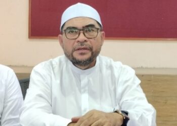 MUJAHID Yusof dalam sidang akhbar di Tanjung Piandang, Parit Buntar semalam. - UTUSAN/WAT KAMAL ABAS