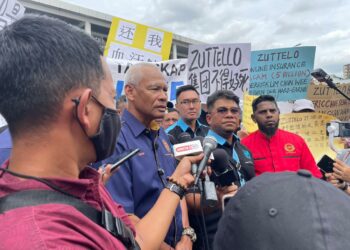 SETIAUSAHA Agung Pertubuhan Kemanusian Masyarakat Antarabangsa Malaysia (MHO) Datuk Hishamuddin Hashim dan Presiden Pertubuhan Keprihatinan Jenayah Komuniti Malaysia (MCCC), Tan Sri Musa Hassan bersama 180 mangsa penipuan pelaburan tampil membuat laporan polis di Ibu Pejabat Polis Daerah Sentul.-UTYUSAN/MASZUREEN HADZMAN