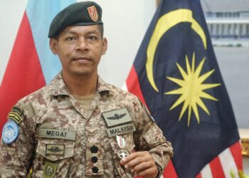 KOLONEL Megat Maz Ardi Nohuddin menunjukkan pingat yang diterima beliau dari kerajaan Itali selepas Majlis Pembubaran dan Pemakaian Pingat Perkhidmatan Negara Bangsa-Bangsa Bersatu (PNBB) Malbatt 850-9 di Kem Segenting di Port Dickson hari ini. - UTUSAN/MOHD. SHAHJEHAN MAAMIN