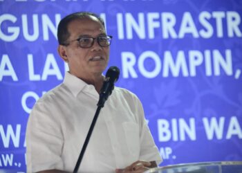 WAN Rosdy Wan Ismail ketika berucap pada Majlis Pecah Tanah Projek Pembangunan Infrastruktur Agrotourism Paya Laka, Kampung Sepayang di Rompin, Pahang. - UTUSAN/SHAIKH AHMAD RAZIF