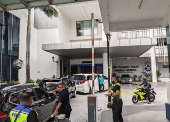 KENDERAAN membawa Abdul Hadi Awang tiba di IPD Sentul. -  UTUSAN/MOHAMAD HAFIZI MOHD SAID