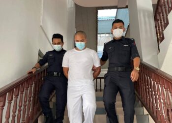TERTUDUH diiring keluar anggota polis selepas mengaku bersalah di Mahkamah Sesyen, Ayer Keroh, Melaka atas pertuduhan memiliki dadah jenis methampethamine. - UTUSAN/MUHAMMAD SHAHIZAM TAZALI