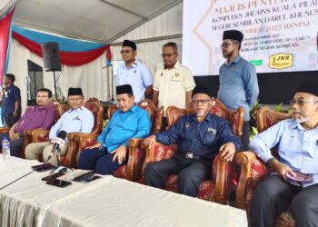 AMINUDDIN Harun (duduk tiga dari kiri) dalam sidang akhbar selepas menyempurnakan Majlis Penyerahan Kompleks JHEAINS Kuala Pilah hari ini. - UTUSAN/ NOR AINNA HAMZAH