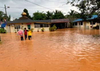 SEBAHAGIAN daripada 25 buah rumah dilanda banjir berikutan hujan lebat di Kampung Rinting D, Taman Rinting, Pasir Gudang. - UTUSAN/RAJA JAAFAR ALI