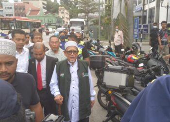 ABDUL Hadi berjalan keluar selepas selesai memberikan keterangan lebih satu jam setengah di IPD Sentul di Kuala Lumpur, petang ini. -UTUSAN/MOHAMAD HAFIZI MOHD SAID.