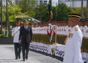 MOHAMAD Hasan memeriksa perbarisan pada Majlis Sambutan dan Mula Tugas Menteri Pertahanan, di Kementerian Pertahanan Malaysia, di sini hari ini. -UTUSAN/SHIDIEQIIN ZON