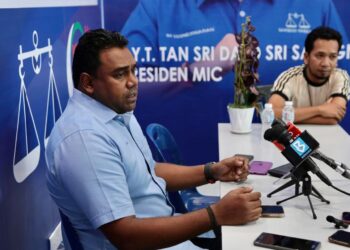 C. Sivaraj (kiri) pada sidang akhbar di Bilik Gerakan BN Parlimen Padang Serai di Kulim Avenue, Kulim. -UTUSAN/ SHAHIR NOORDIN