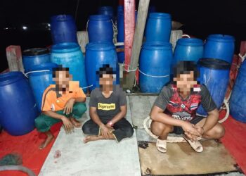 SEORANG tekong dan dua awak-awak warga tempatan ditahan selepas dipercayai cuba menyeludup keluar diesel bersubsidi ke negara jiran Thailand dalam operasi di perairan Kuala Perlis, Perlis, semalam. -UTUSAN