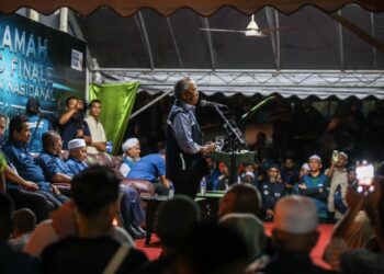 MUHYIDDIN Yassin ketika menyampaikan ceramah Grand Finale PN sempena PRU15 Parlimen Padang Serai di Taman Selasih di Kulim. - UTUSAN/SHAHIR NOORDIN
