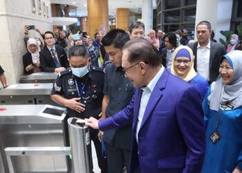 ANWAR Ibrahim ketika hadir memulakan tugas di Kementerian Kewangan di Putrajaya. - UTUSAN/FAISOL MUSTAFA