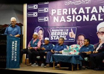 HAMZAH Zainuddin (kiri) ketika berucap pada Ceramah Rakyat di hadapan terminal bas Bandar Baru Rompin di Rompin, Pahang.