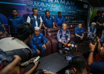 MUHYIDDIN Yassin (tengah) pada sidang akhbar selepas Ceramah Grand Finale PN sempena PRU15 Parlimen Padang Serai di Taman Selasih, Kulim. - UTUSAN/SHAHIR NOORDIN