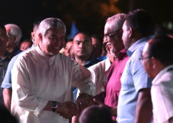 MAHFUZ Omar (kanan) bersalaman dengan Ahmad Zahid Hamidi ketika menghadiri Ceramah Mega Ayuh Malaysia Padang Serai di Kampung Tunku Putra, Padang Serai di Kulim. - UTUSAN/SHAHIR NOORDIN