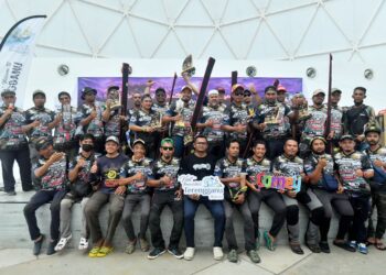 SEBAHAGIAN pemenang AMCT bergambar di Tasik Kenyir, Hulu Terengganu, semalam. - UTUSAN/PUQTRA HAIRRY ROSLI