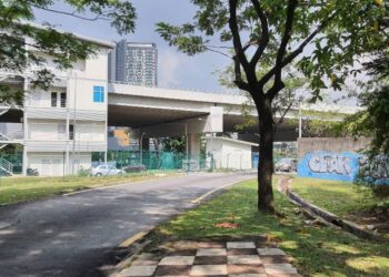 LALUAN pejalan kaki di Stesen LRT Wangsa Maju perlu ditambah baik. – GAMBAR KIRIMAN PEMBACA