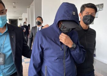 TERTUDUH diiring keluar anggota Suruhanjaya Pencegahan Rasuah Malaysia (SPRM) selepas mengaku bersalah di Mahkamah Sesyen, Ayer Keroh, Melaka atas pertuduhan mengambil wang sebagai balasan membantu kes pelanggaran SOP PKP.