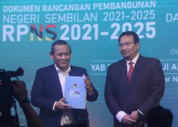 AMINUDDIN Harun (kiri) ketika melancarkan dokumen RPNS 2021-2025 dan PEDNS 2027 di Port Dickson hari ini.- UTUSAN/MOHD. SHAHJEHAN MAAMIN.