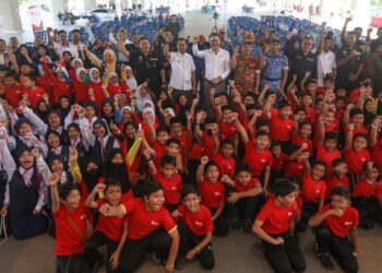 SEBAHAGIAN daripada murid yang menyertai Kempen Keselamatan Murid Sekolah Rendah bersama Hibiscus Petroleum di Dungun, Terengganu hari ini. - UTUSAN/NIK NUR IZZATUL HAZWANI BINTI NIK ADNAN