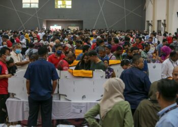 SEBAHAGIAN petugas SPR melakukan persiapan akhir menjelang hari mengundi PRU15 Parlimen Padang Serai di Dewan Kompleks Sukan Kulim Hi-Tech sebelum dibawa ke 46 pusat mengundi di Padang Serai, Kulim. - UTUSAN/SHAHIR NOORDIN