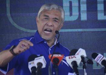 AHMAD Zahid Hamidi ketika berucap pada Program Himpunan Rakyat Bersama Timbalan Perdana Menteri di Dewan Terbuka Rompin di Rompin, Pahang. - UTUSAN/SHAIKH AHMAD RAZIF