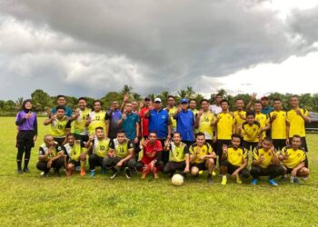 WAN Rosdy Wan Ismail bergambar bersama anak muda Rompin dalam perlawanan bola baru-baru ini.