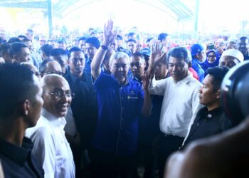 AHMAD ZAHID Hamidi (tengah) hadir pada Program Himpunan Rakyat Bersama Timbalan Perdana Menteri di Dewan Terbuka Rompin di Rompin, Pahang. - UTUSAN/SHAIKH AHMAD RAZIF