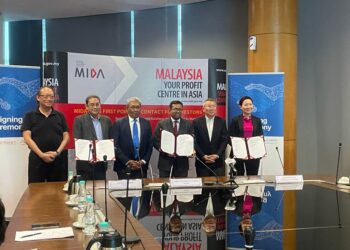 ARHAM ABDUL RAHMAN (tiga dari kiri) pada majlis menandatangani MoU antara MIDA, CREST dan Dassault Systèmes Singapore Pte. Ltd di pejabat MIDA, Stesen Sentral di sini hari ini.