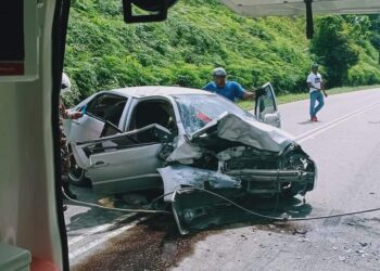 KEADAAN kereta yang membawa daun ketum remuk selepas terlibat dalam kemalangan di Kilometer 74, Jalan Gua Musang-Kuala Krai, Kelantan.