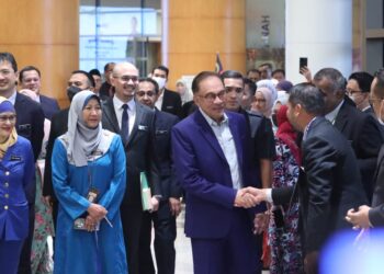 ANWAR Ibrahim beramah mesra dengan kakitangan Kementerian Kewangan di Putrajaya. - UTUSAN/FAISOL MUSTAFA