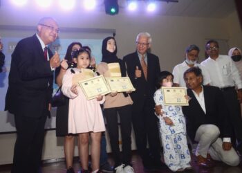 DR. MA'AROF Sudin (kiri) bersama para pesakit yang menerima manfaat menerusi program Miracle Baby di Auditorium HPP, Georgetown, Pulau Pinang hari ini.
