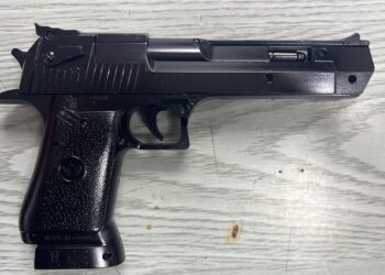 PISTOL mainan yang digunakan suspek kes samun kedai emas di Jalan Sultan Iskandar di Ipoh semalam. - UTUSAN/PDRM