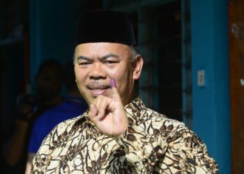 MOHD. JOHARI Hussain selesai mengundi di Sekolah Kebangsaan (SK) Pontian di Rompin, Pahang. -UTUSAN/SHAIKH AHMAD RAZIF