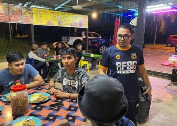 AZMAWI Fikri Abdul Ghani (berdiri) menyantuni belia di Gua Musang, Kelantan. - UTUSAN/AIMUNI TUAN LAH