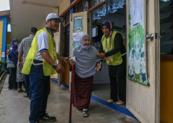 RAHMAH Saad (tengah) ketika pergi mengundi sempena PRU15 Parlimen Padang Serai di SK Bukit Selarong, Padang Serai di Kulim. -UTUSAN/SHAHIR NOORDIN