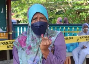 KECACATAN kaki tidak menghalang Aminah Sidek untuk mengundi pada PRU15 DUN Tioman di SK Pontian di Rompin, Pahang. - UTUSAN/SALEHUDIN MAT RASAD