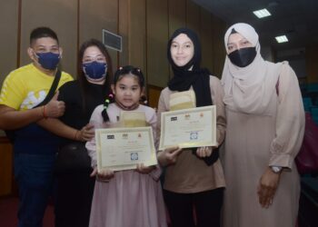PESAKIT jantung berlubang Eisya Marzuki, 16, (dua dari kanan) dan Iris Sim Jia Xin, 8, (tiga dari kanan) yang selamat menjalani pembedahan di Hospital Pulau Pinang (HPP) menerusi program Miracle Baby.