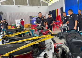 SEBAHAGIAN motosikal   serta pelbagai komponen yang berjaya dirampas polis selepas menumpaskan dua geng curi motor yang aktif di Ampang, Selangor.