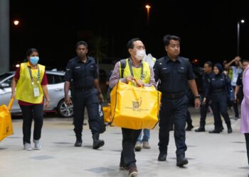 SEBAHAGIAN petugas SPR membawa beg kuning berisi kertas undi ke Pusat Penjumlahan Rasmi Undi PRU15 Parlimen Padang Serai di Dewan Kompleks Sukan Kulim Hi-Tech. -UTUSAN/ SHAHIR NOORDIN