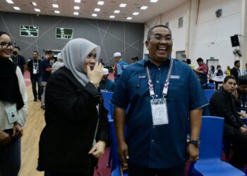 MUHAMMAD Sanusi Md. Nor (kanan) ketika hadir ke majlis pengumuman keputusan PRU15 Parlimen Padang Serai di di Pusat Penjumlahan Rasmi Undi Dewan Kompleks Sukan Kulim Hi-Tech di Kulim. -UTUSAN/SHAHIR NOORDIN