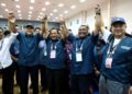 MUHAMMAD Sanusi Md. Nor (dua kanan) bersama Shahidan Kassim (dua kiri) dan pimpinan PN lain menjulang tangan Azman Nasrudin yang diumumkan menang di Parlimen Padang Serai di Kulim. -UTUSAN/SHAHIR NOORDIN