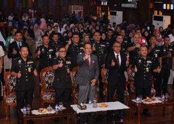 MAT Yaacob (hadapan dua dari kiri) semasa sesi bergambar di Program Outreach Memperkasa Komuniti Koreksional 'We Care' Peringkat Penjara Negeri Kelantan di Universiti Malaysia Kelantan (UMK) Kampus Kota Bharu, Kelantan hari ini. - UTUSAN/KAMARUL BISMI KAMARUZAMAN