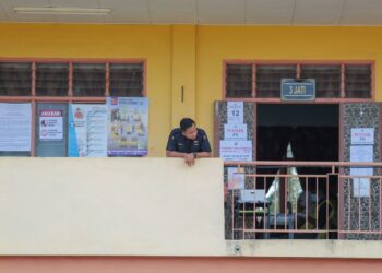 SEORANG anggota polis mengawal salah satu saluran mengundi yang disediakan di pusat mengundi SMK Taman Selasih, Padang Serai di Kulim. -UTUSAN/SHAHIR NOORDIN
